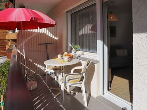 Table, Plante, Bâtiment, Meubles, Parapluie, Pot De Fleur, Chaise, Design Intérieur, Mobilier De Jardin, Porche