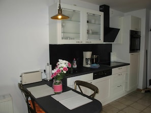 Zimmer, Möbel, Eigentum, Küche, Gebäude, Interior Design, Haus, Countertop, Cabinetry, Fussboden