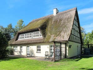 Himmel, Pflanze, Gebäude, Fenster, Baum, Haus, Dachdecken, Grundstueck, Gras, Hütte