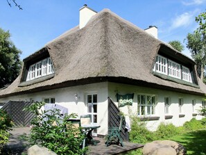 Pflanze, Gebäude, Himmel, Eigentum, Fenster, Dachdecken, Baum, Haus, Gras, Hütte