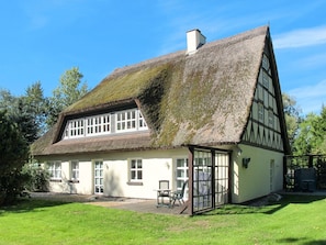 Himmel, Plante, Bygning, Vindue, Træ, Hus, Tækning, Land Lot, Græs, Sommerhus