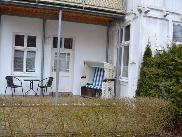 Fenster, Pflanze, Gebäude, Stuhl, Schatten, Nachbarschaft, Holz, Tür, Grundeigentum, Wohngebiet