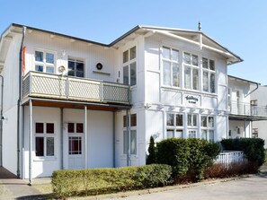 Himmel, Pflanze, Fenster, Gebäude, Tür, Haus, Urban Design, Nachbarschaft, Materialeigenschaft