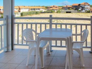 Bâtiment, Meubles, Ciel, Bleu Azur, Plante, Chaise, Bois, Table, Maison, Mobilier De Jardin