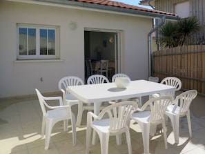 Table, Meubles, Chaise, Bâtiment, Fenêtre, Tableau De Plein Air, Bois, Mobilier De Jardin, Design Intérieur, Ombre