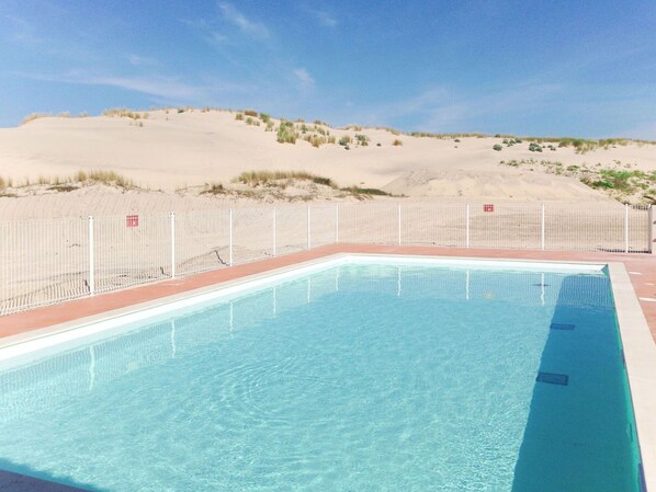 L'Eau, Ciel, Nuage, Propriété, Bâtiment, Piscine, Bleu Azur, Rectangle, Mobilier De Jardin, Maison