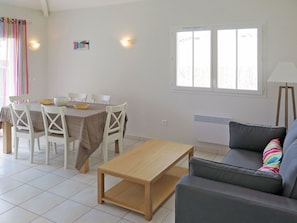 Pièce, Propriété, Meubles, Salon, Sol, Table, Design Intérieur, Table Basse, Bâtiment, Maison