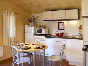 Möbel, Eigentum, Tabelle, Stuhl, Cabinetry, Countertop, Holz, Zimmerpflanze, Pflanze, Küche