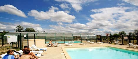 Wolke, Himmel, Wasser, Schwimmbad, Azurblau, Sonnenliege, Schatten, Gartenmöbel, Baum, Gewässer