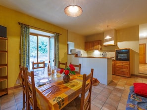 Cabinetry, Möbel, Tabelle, Küche, Holz, Countertop, Interior Design, Schublade, Fenster, Fussboden