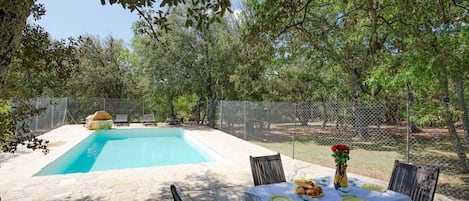 Table, Propriété, Plante, Meubles, L'Eau, Chaise, Piscine, Arbre, Mobilier De Jardin, Tableau De Plein Air