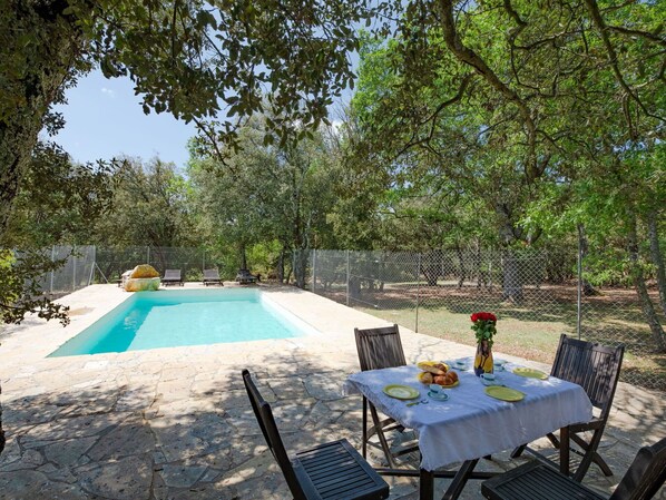 Table, Propriété, Plante, Meubles, L'Eau, Chaise, Piscine, Arbre, Mobilier De Jardin, Tableau De Plein Air