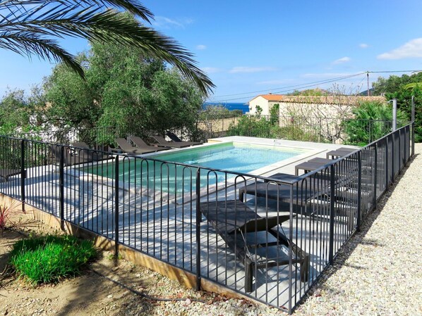 Ciel, Nuage, Plante, L'Eau, Propriété, Bleu Azur, Ombre, Piscine, Arbre, Bâtiment