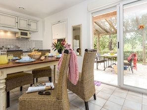 Zimmer, Eigentum, Interior Design, Möbel, Gebäude, Gelb, Grundeigentum, Haus, Zuhause, Tabelle