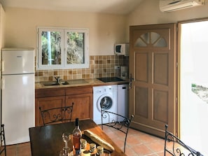 Pièce, Meubles, Propriété, Comptoir, Cuisine, Cabinetry, Design Intérieur, Sol, Bâtiment, Maison