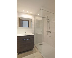 Badezimmer, Zimmer, Eigentum, Fliese, Interior Design, Dusche, Decke, Armatur, Zapfhahn, Fussboden