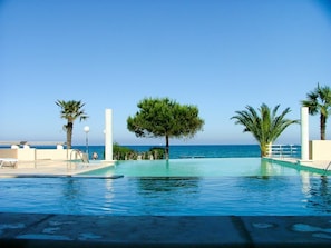 Wasser, Himmel, Blau, Schwimmbad, Baum, Arecales, Pflanze, Schatten, Gartenmöbel, Freizeit