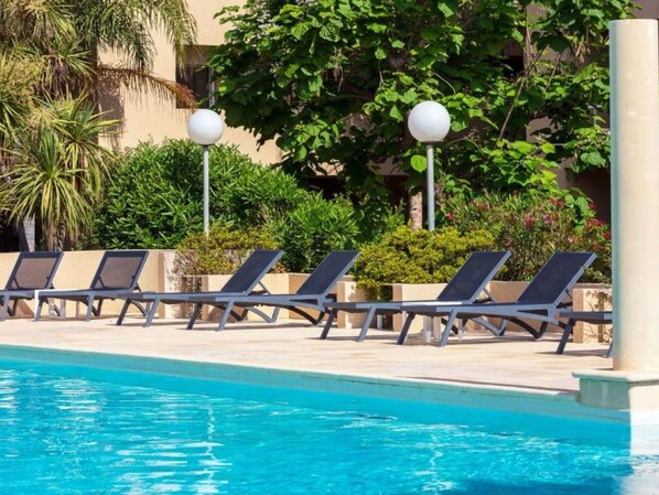 Schwimmbad, Resort, Möbel, Gartenmöbel, Eco Hotel, Schatten, Stuhl, Freizeit, Regenschirm, Hotel