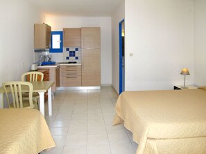 Pièce, Meubles, Propriété, Chambre, Sol, Lit, Bâtiment, Design Intérieur, Jaune, Mur