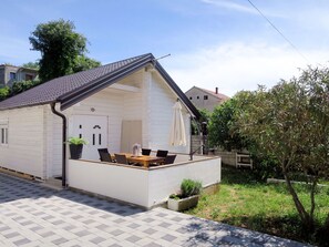 Pflanze, Gebäude, Himmel, Haus, Strassenbelag, Wolke, Baum, Grundstueck, Fenster, Hütte