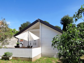 Eigentum, Haus, Zuhause, Hütte, Grundeigentum, Gebäude, Ländliches Gebiet, Grundstueck, Dach, Baum