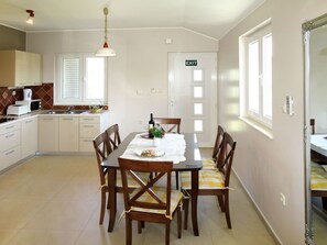 Zimmer, Möbel, Esszimmer, Interior Design, Eigentum, Fussboden, Küche, Gebäude, Countertop, Decke