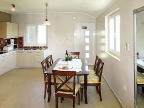 Zimmer, Möbel, Esszimmer, Interior Design, Eigentum, Fussboden, Küche, Gebäude, Countertop, Decke