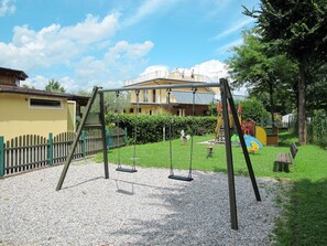 Nuage, Ciel, Plante, Arbre, Ombre, Lot Terre, Terrain De Jeux, Herbe, Design Urbain, Bâtiment