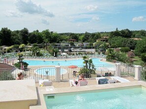 L'Eau, Ciel, Nuage, Plante, Piscine, Bleu Azur, Arbre, Bâtiment, Mobilier De Jardin, Plan D'Eau