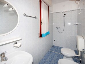 Badezimmer, Eigentum, Zimmer, Armatur, Toilette, Wand, Zapfhahn, Fliese, Toilleten Sitz, Interior Design