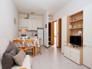 Zimmer, Möbel, Eigentum, Interior Design, Wohnzimmer, Gebäude, Gelb, Fussboden, Haus, Grundeigentum