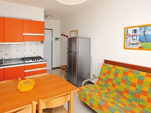 Zimmer, Möbel, Orange, Eigentum, Interior Design, Bett, Gebäude, Fussboden, Gelb, Schlafzimmer