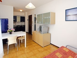 Zimmer, Eigentum, Möbel, Gebäude, Fussboden, Interior Design, Haus, Grundeigentum, Küche, Decke