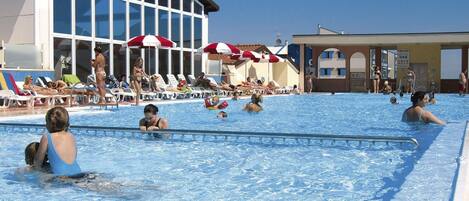 Water, Sky, Swimming Pool, Building, Azure, Window, Body Of Water, Leisure, Recreation, Fun