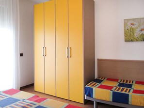 Möbel, Zimmer, Eigentum, Schrank, Kleiderschrank, Tür, Wand, Bett, Fussboden, Interior Design