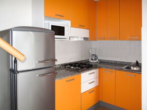 Orange, Küche, Cabinetry, Zimmer, Gelb, Eigentum, Countertop, Major Appliance, Möbel, Küchengerät