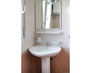 Salle De Bains, Lavabo, Propriété, Robinet, Pièce, Tuile, Luminaire Plomberie, Évier, Mur, Accessoire Salle De Bain