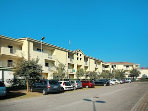 Himmel, Auto, Gebäude, Rad, Fenster, Fahrzeug, Strassenlicht, Pflanze, Haus, Urban Design