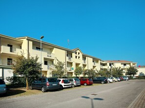 Himmel, Auto, Gebäude, Rad, Fenster, Fahrzeug, Strassenlicht, Pflanze, Haus, Urban Design