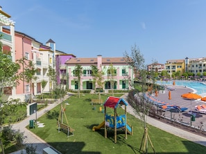 Propriété, Zone Résidentielle, Bâtiment, Quartier, Appartement, Immobilier, Ville, Établissements Humains, Usage Mixte, Maison