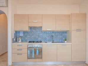 Cabinetry, Countertop, Gebäude, Küchengerät, Herd, Flooring, Küche, Haus, Fussboden, Sinken