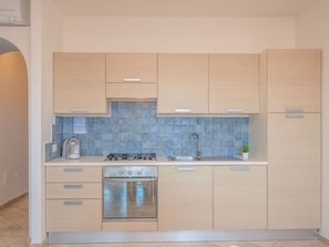 Cabinetry, Countertop, Gebäude, Küchengerät, Herd, Flooring, Küche, Haus, Fussboden, Sinken