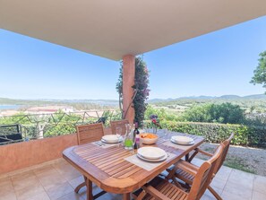 Tabelle, Himmel, Pflanze, Möbel, Eigentum, Stuhl, Holz, Interior Design, Schatten, Gartenmöbel