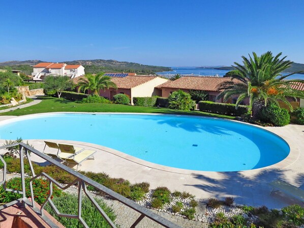 L'Eau, Ciel, Plante, Propriété, Piscine, Bleu Azur, Bâtiment, Station Balnéaire, Mobilier De Jardin, Arbre