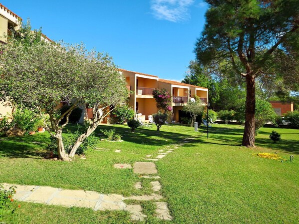 Property, Residential Area, Real Estate, House, Neighbourhood, Home, Grass, Building, Tree, Yard