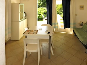 Zimmer, Eigentum, Fussboden, Fliese, Möbel, Interior Design, Gebäude, Tabelle, Haus, Flooring