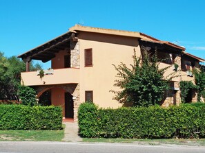 Plante, Ciel, Bâtiment, Fenêtre, Maison, Arbre, Ombre, Lot Terre, Porte, Chalet