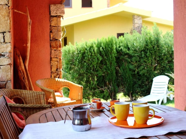 Tabelle, Geschirr, Eigentum, Möbel, Pflanze, Tasse, Drinkware, Gebäude, Dishware, Orange