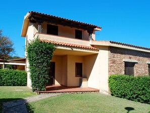 Ciel, Plante, Bâtiment, Propriété, Fenêtre, Ombre, Maison, Arbre, Lot Terre, Herbe