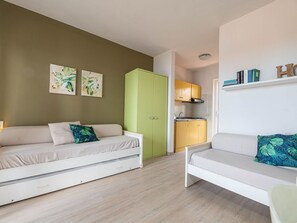 Möbel, Komfort, Azurblau, Couch, Textil, Holz, Wohnzimmer, Flooring, Kissen, Gebäude